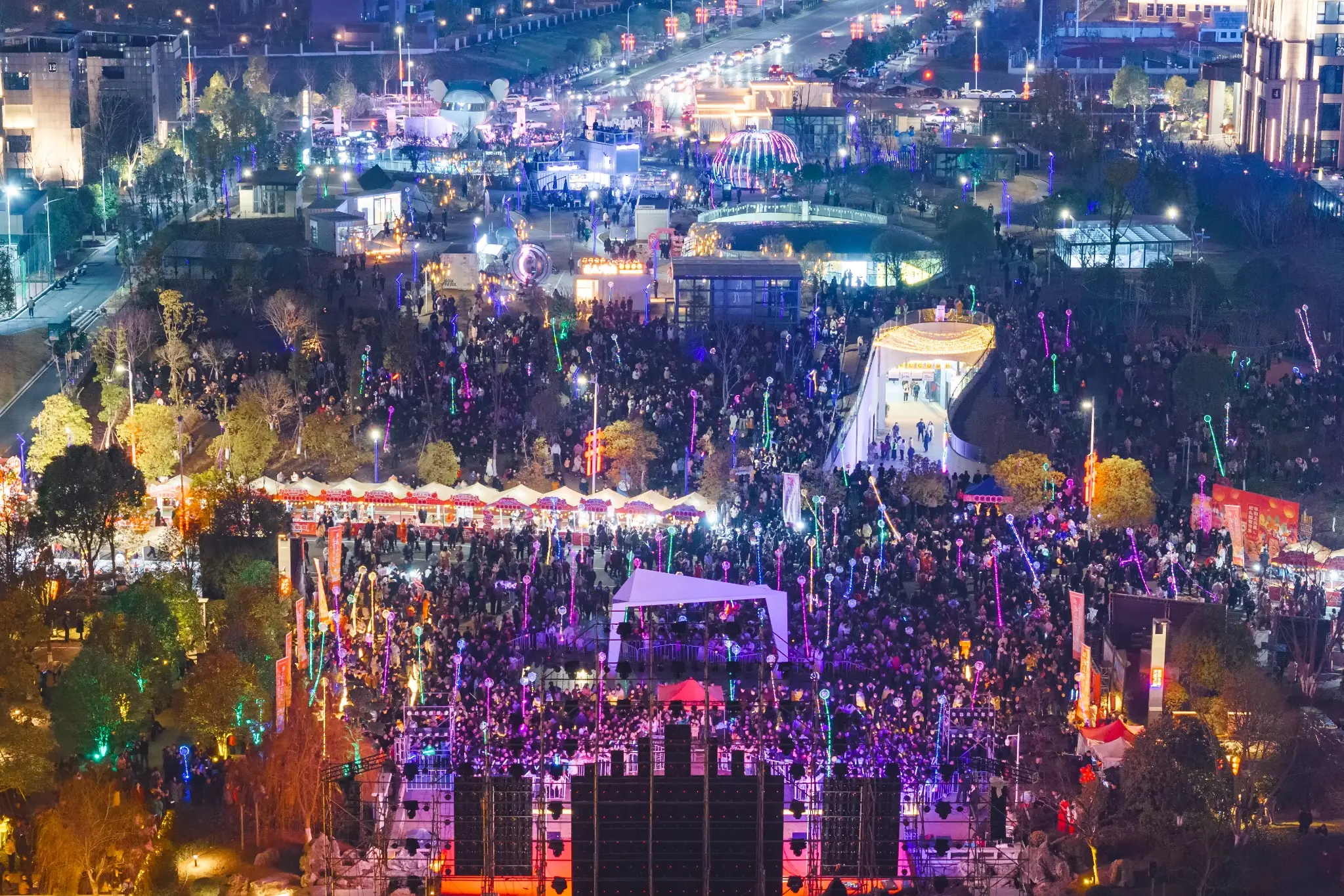 华彩上元夜元宵喜乐会夜间俯瞰与高密度人群