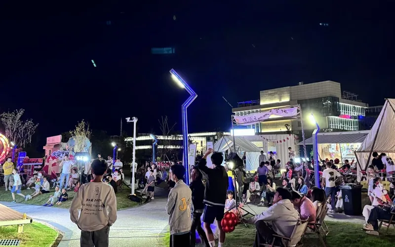 街区夜间活动现场