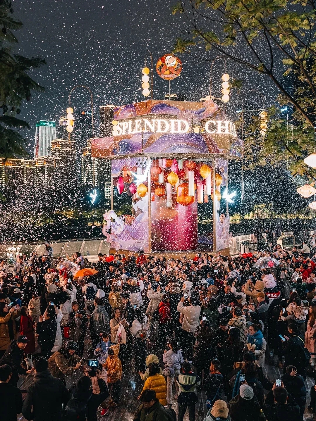 跨年活动原图：雪景氛围与夜间人群